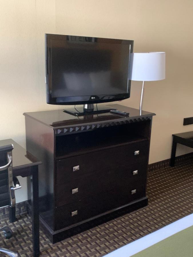 Quality Inn & Suites Quantico Stafford Extérieur photo
