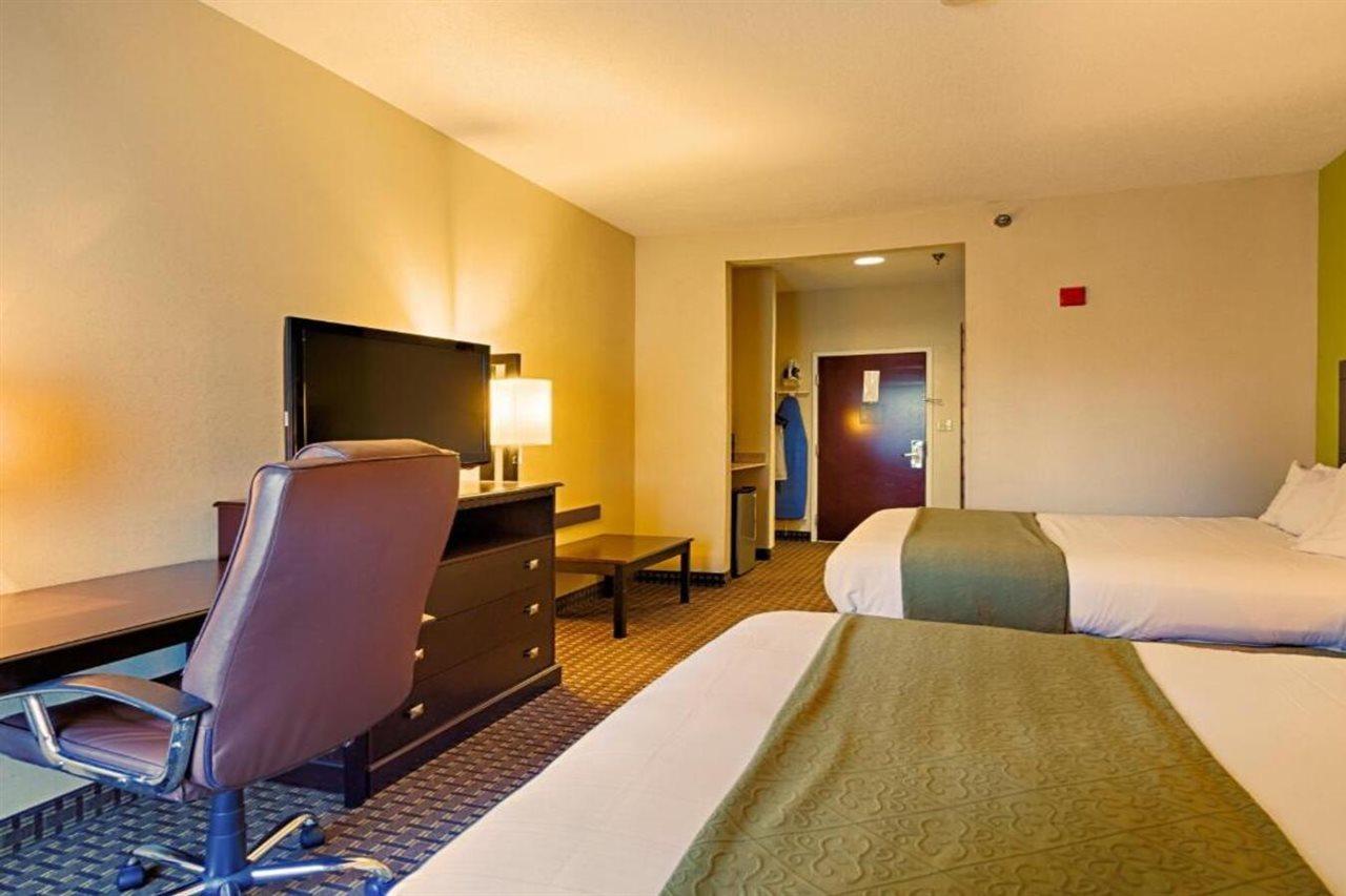 Quality Inn & Suites Quantico Stafford Extérieur photo
