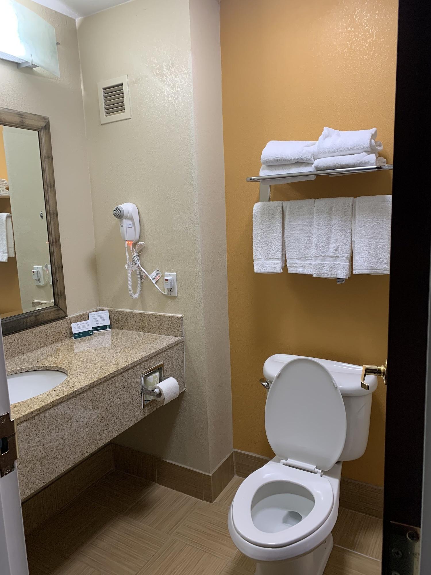 Quality Inn & Suites Quantico Stafford Extérieur photo