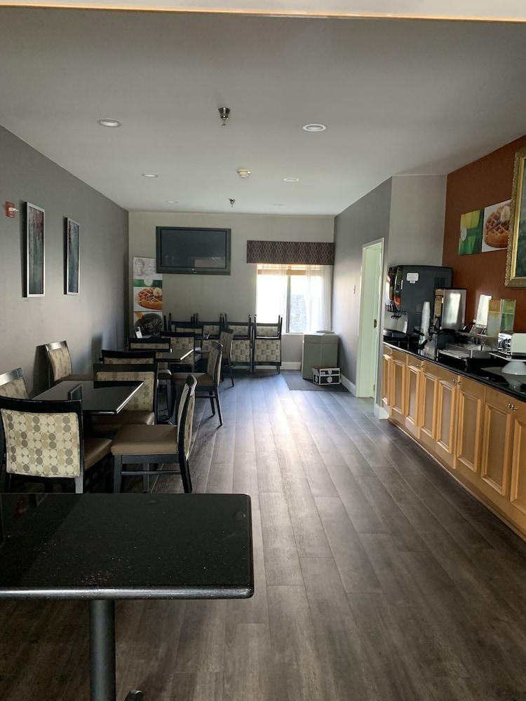 Quality Inn & Suites Quantico Stafford Extérieur photo