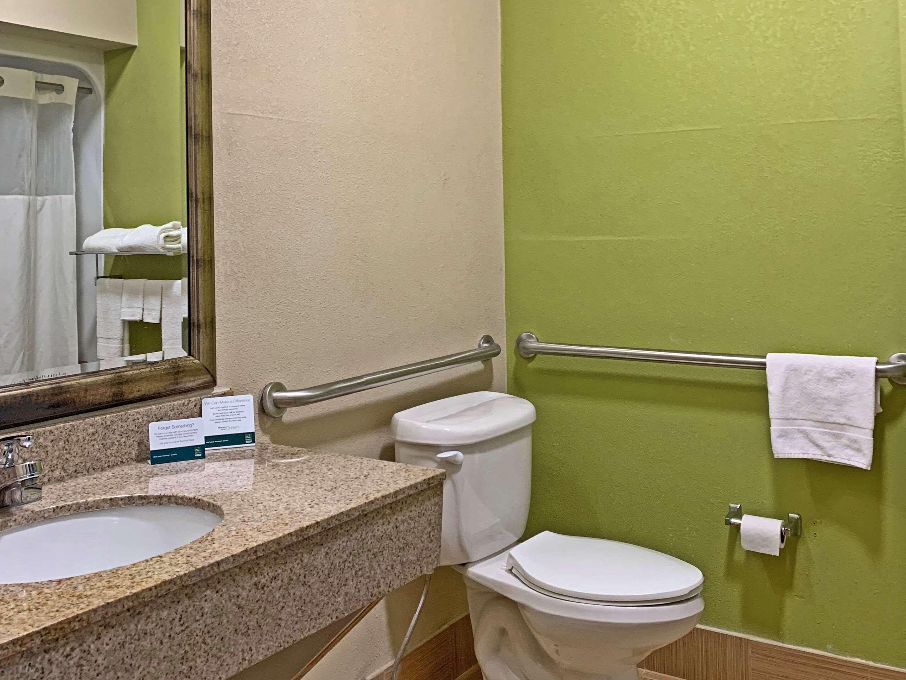 Quality Inn & Suites Quantico Stafford Extérieur photo