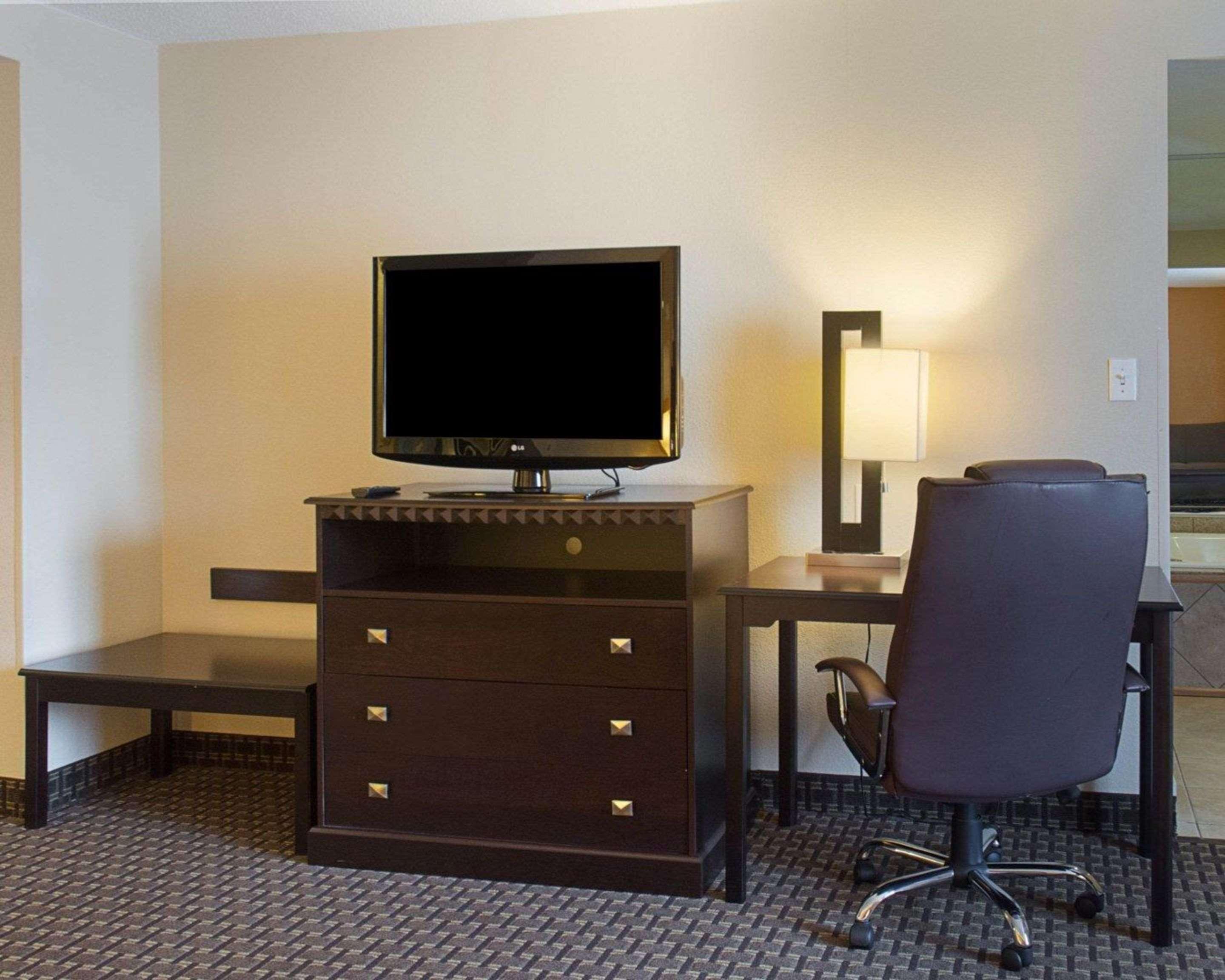 Quality Inn & Suites Quantico Stafford Extérieur photo