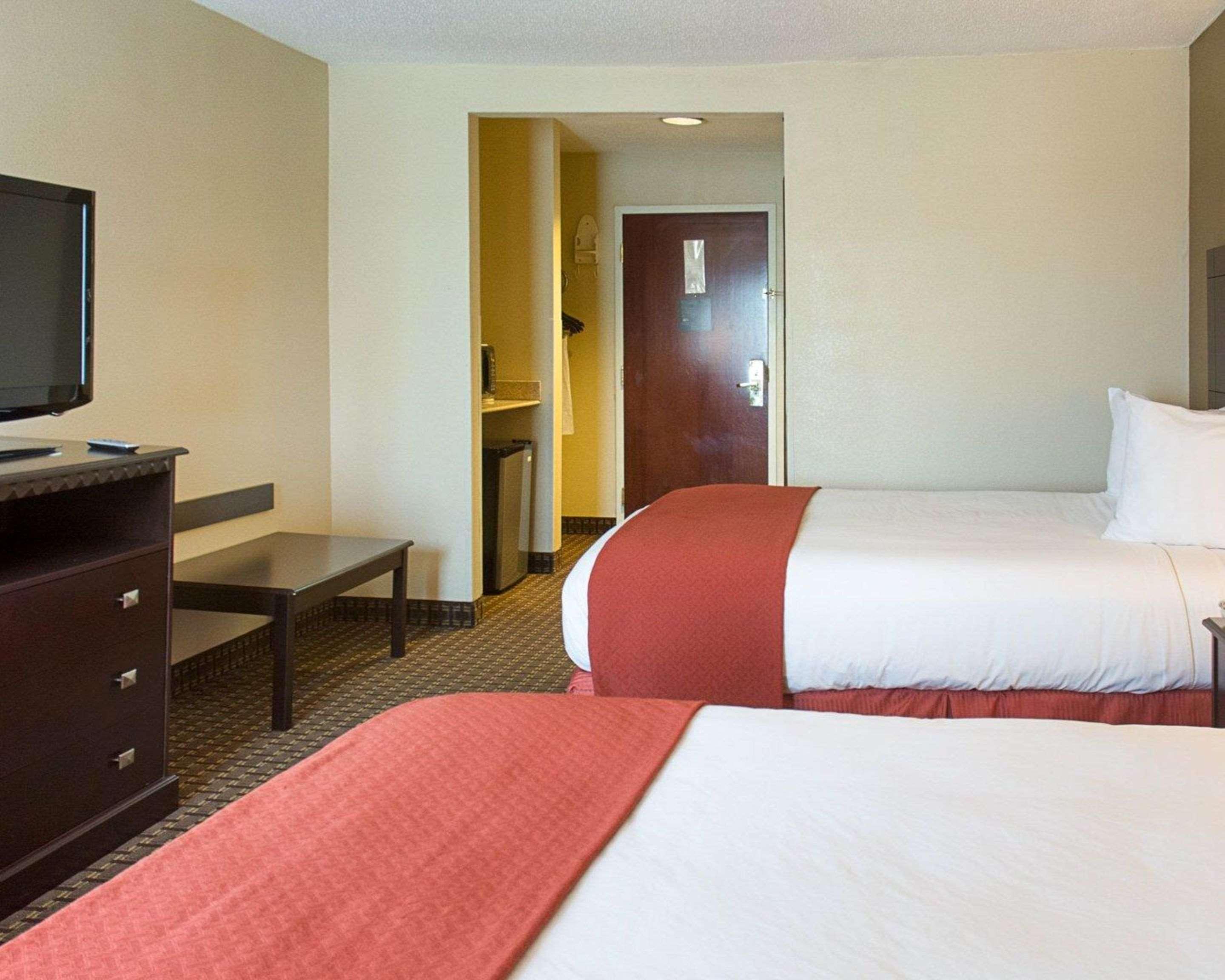 Quality Inn & Suites Quantico Stafford Extérieur photo