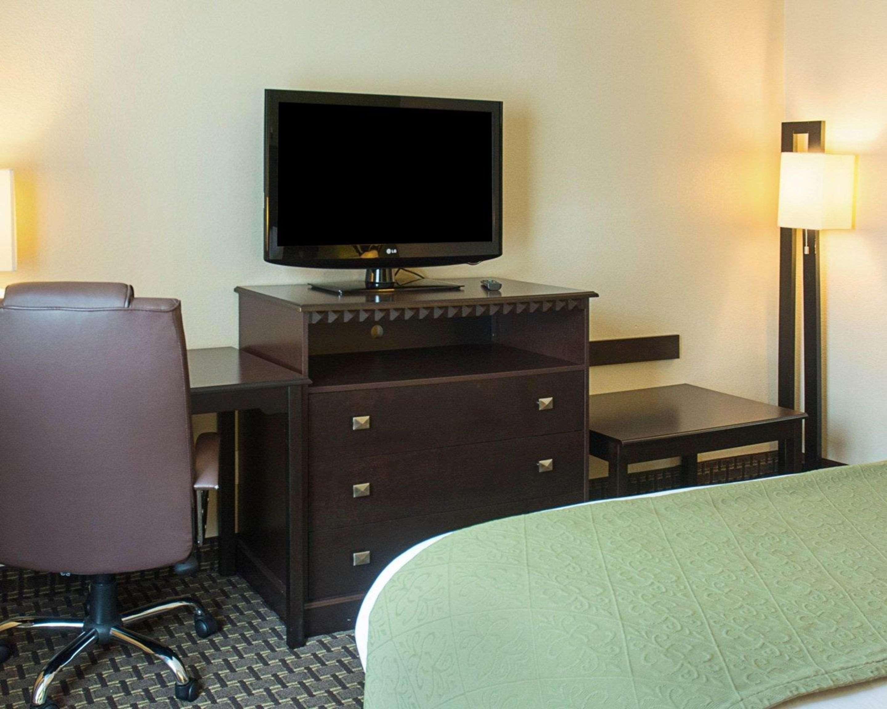 Quality Inn & Suites Quantico Stafford Extérieur photo