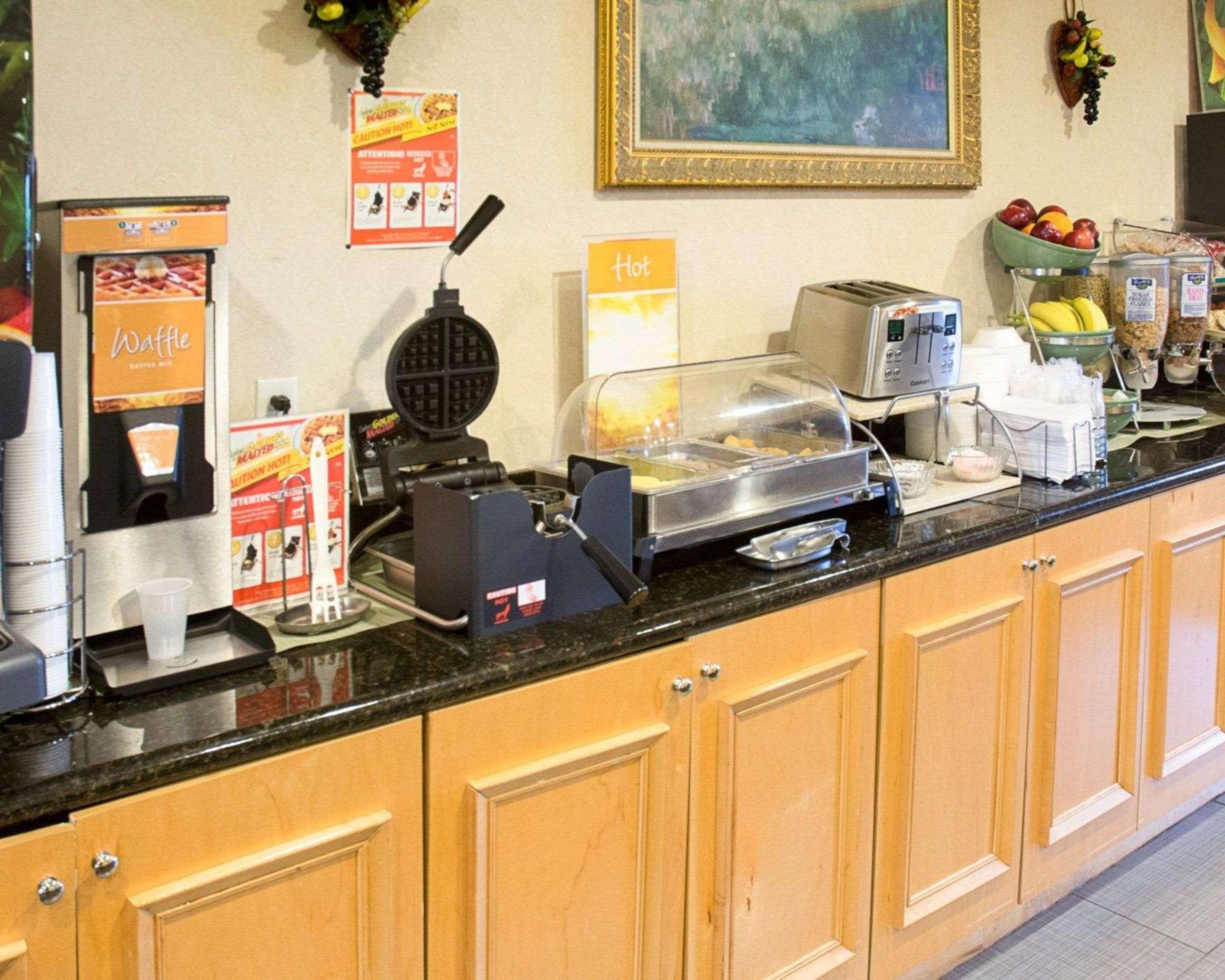 Quality Inn & Suites Quantico Stafford Extérieur photo