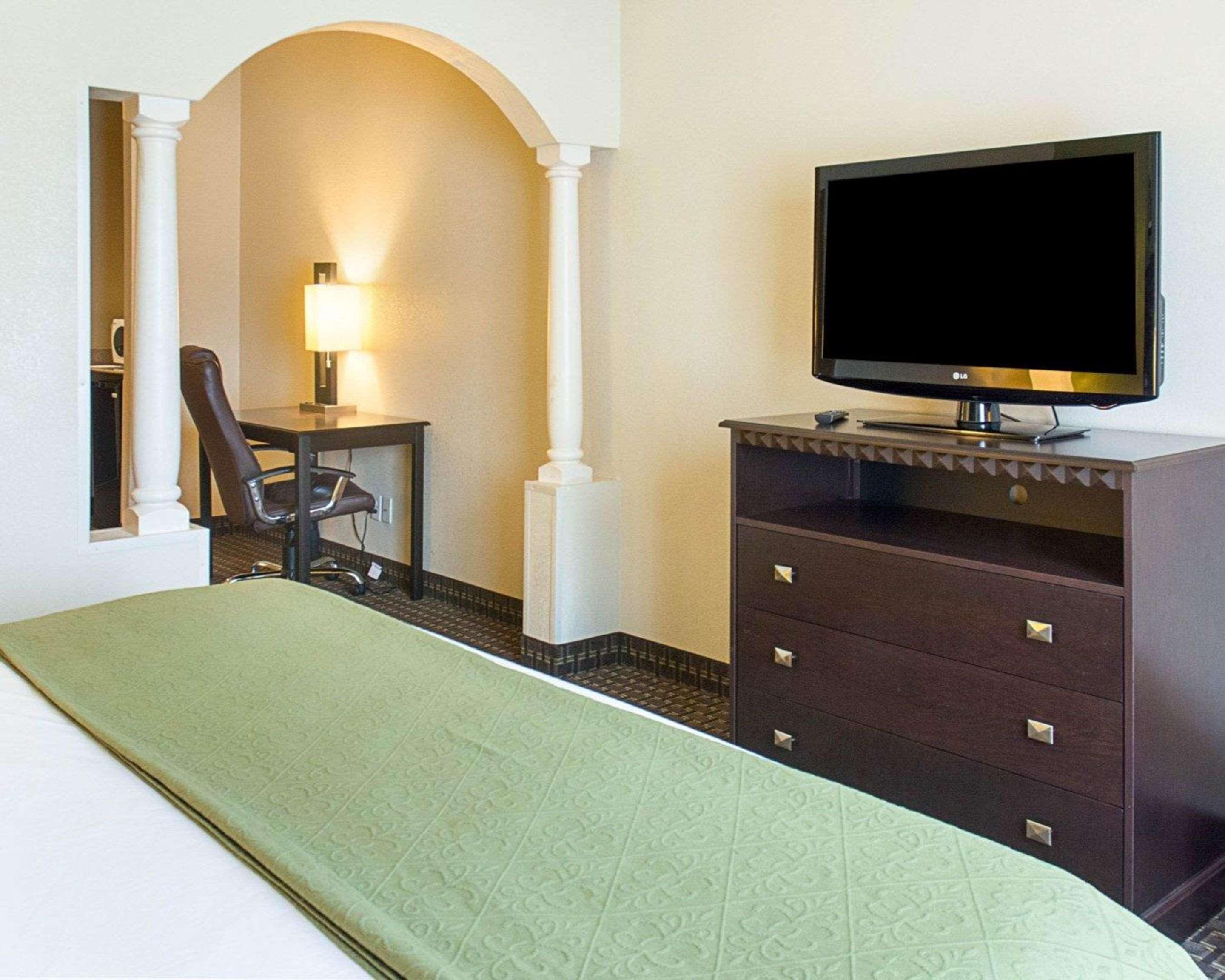 Quality Inn & Suites Quantico Stafford Extérieur photo