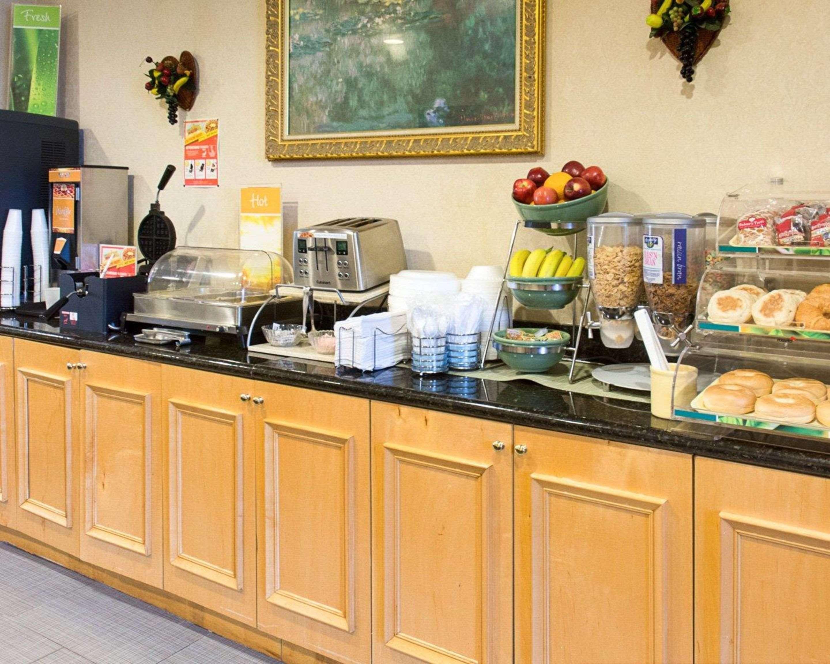 Quality Inn & Suites Quantico Stafford Extérieur photo