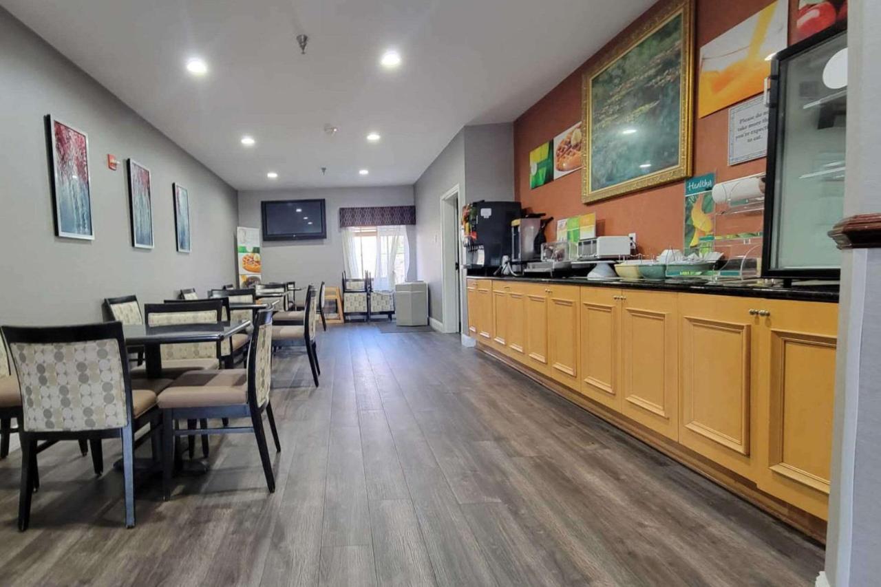 Quality Inn & Suites Quantico Stafford Extérieur photo