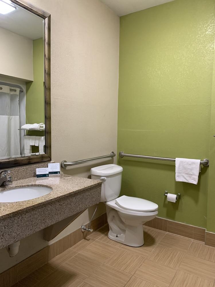Quality Inn & Suites Quantico Stafford Extérieur photo