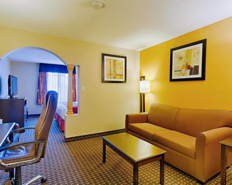 Quality Inn & Suites Quantico Stafford Extérieur photo