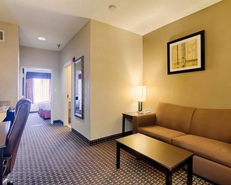 Quality Inn & Suites Quantico Stafford Extérieur photo