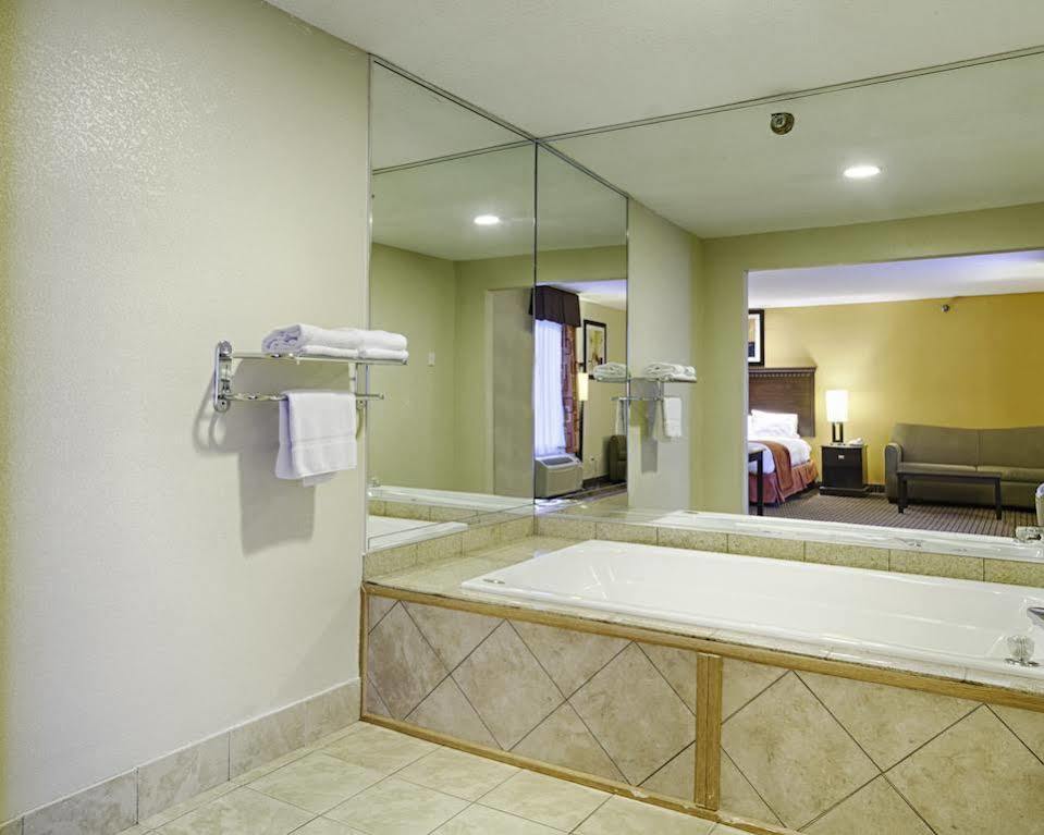 Quality Inn & Suites Quantico Stafford Extérieur photo